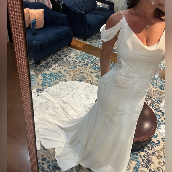Wedding dress - Picture 2 of 4